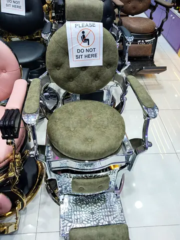 Stylish and Comfortable Salon Chair - Perfect for Your Spa or Salon!