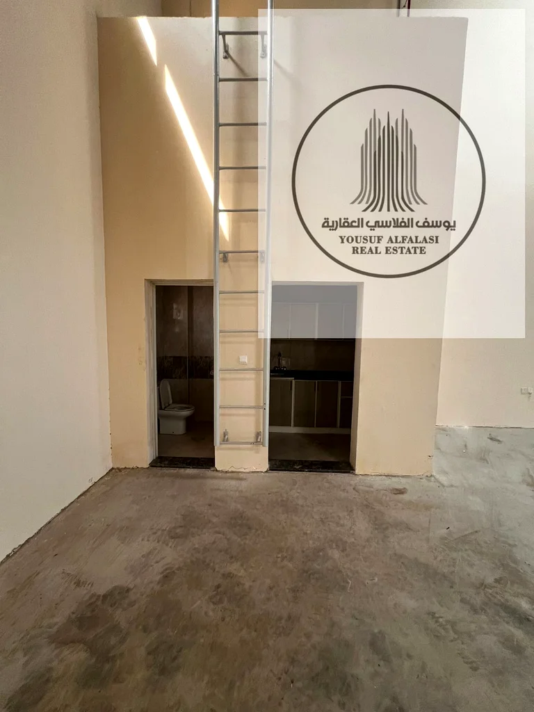 Warehouse for rent in Umm Al Quwain – Prime location and spacious area    Location:  A warehouse is available for rent in a strategic area in Umm Al Q64060687247363113
