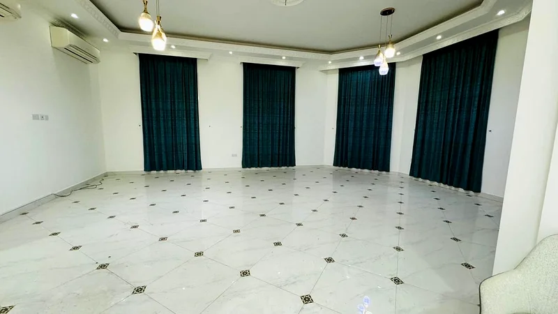 تُوجد غرف استوديو كبيرة64050466443906114