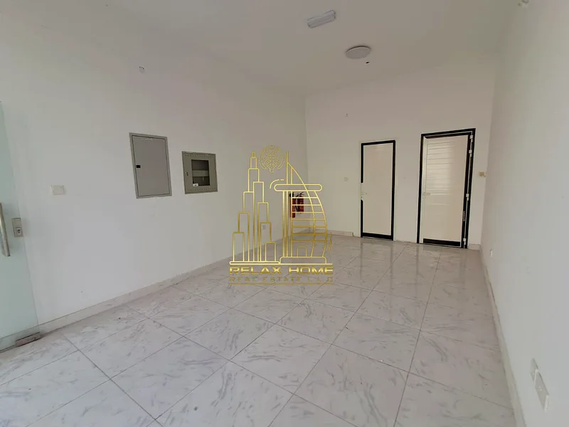 محل تجاري مواجه للطريق | مناسب لمحل صيدلية أو بقالة أو مستلزمات مكتبية64063354984321112