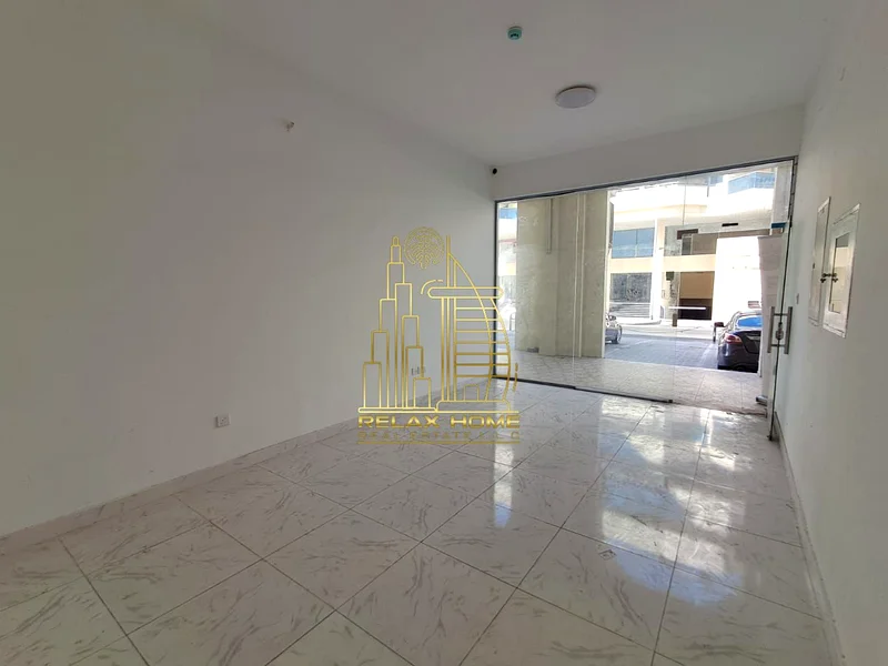 محل تجاري مواجه للطريق | مناسب لمحل صيدلية أو بقالة أو مستلزمات مكتبية64063354984321113
