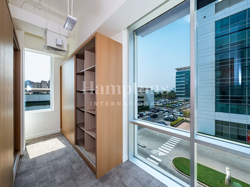 Fitted and Partitioned | 5 Parkings | SZR64067012988035111