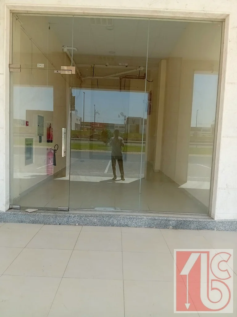 محل بمساحة كبيرة ومرافق دفع وشيكة أمنية شارع المليحة منطقة الهوشي، الشارقة، مبنى جديد مجاني لمدة شهرين64050032658691114