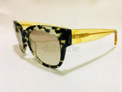 Stylish Tortoiseshell Sunglasses for the Trendsetter