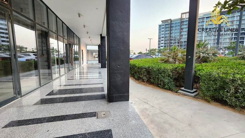 Shell and core prime location boulevard facing retail place available64064810183937111