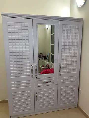 Hi sir and madam, I want to sell 3 Door Cabinet brand new