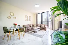 Bright &amp; Modern 2 Bedroom– Minutes to Beach
