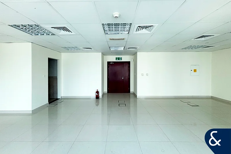 طابق عالي جدًا | إطلالات على البحيرة | تخطيط مفتوح64072451372801113