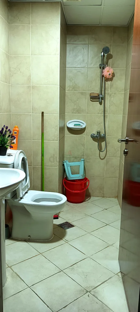 مساحة سرير مشرقة ونظيفة للسيدات التنفيذيات الهنديات بالقرب من الحافلات والمترو64056706119809113