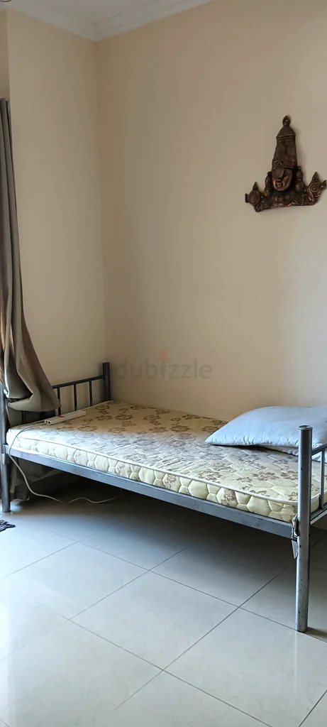 مساحة سرير مشرقة ونظيفة للسيدات التنفيذيات الهنديات بالقرب من الحافلات والمترو64056706119809110