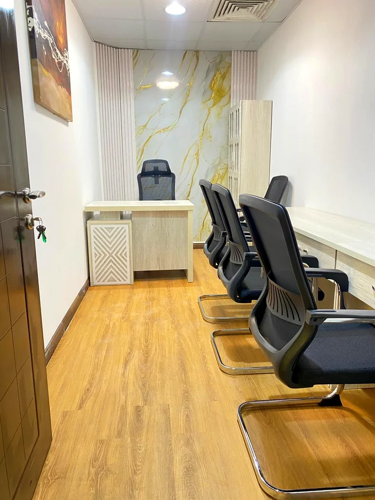 مكاتب جديدة في مركز أعمال من 2200 شهريًا، مساحة متاحة تصل إلى 500 قدم مربع.64051677472387111
