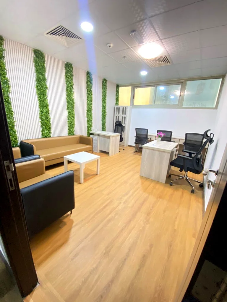 مكاتب جديدة في مركز أعمال من 2200 شهريًا، مساحة متاحة تصل إلى 500 قدم مربع.64051677472387112