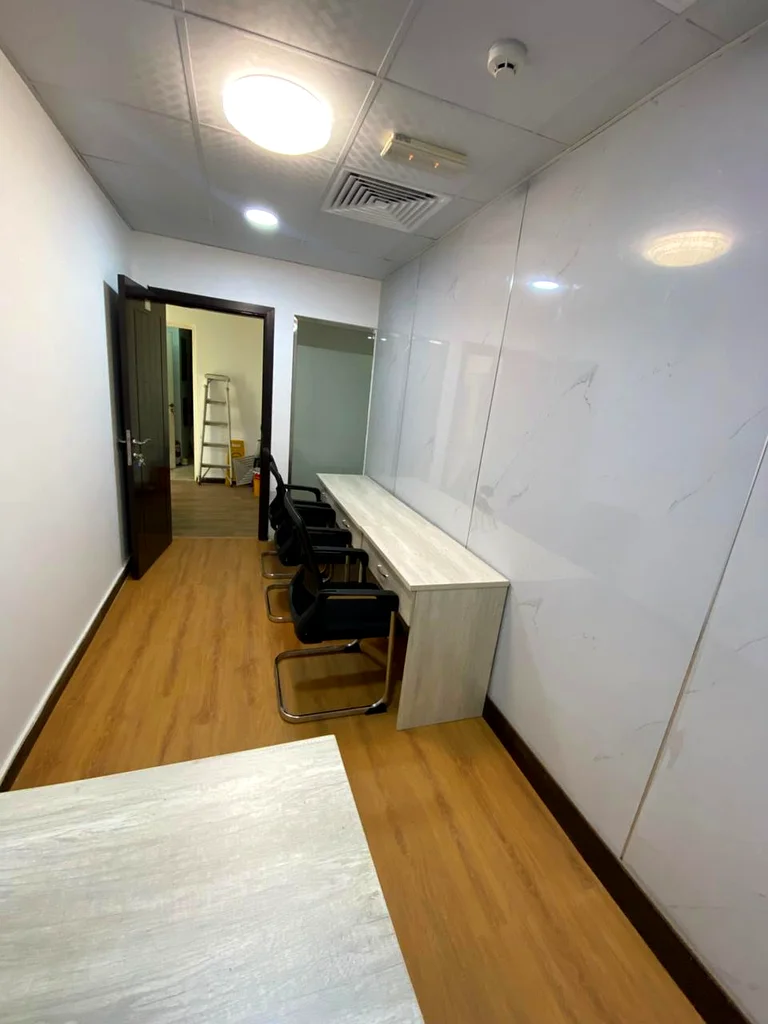مكاتب جديدة في مركز أعمال من 2200 شهريًا، مساحة متاحة تصل إلى 500 قدم مربع.64051677472387114