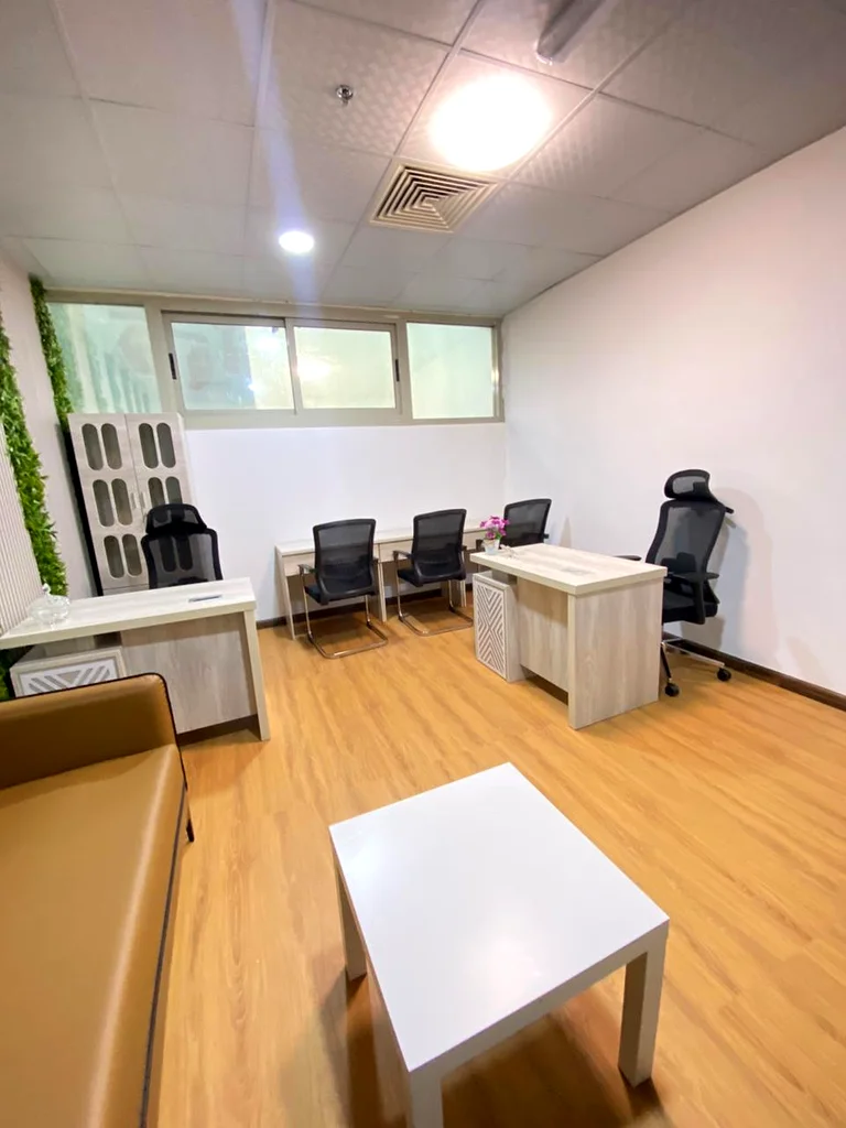 مكاتب جديدة في مركز أعمال من 2200 شهريًا، مساحة متاحة تصل إلى 500 قدم مربع.64051677472387113