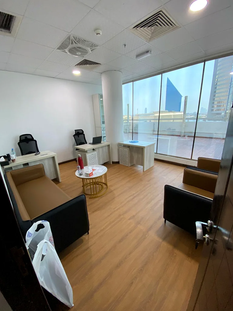 مكاتب جديدة في مركز أعمال من 2200 شهريًا، مساحة متاحة تصل إلى 500 قدم مربع.64051677472387110