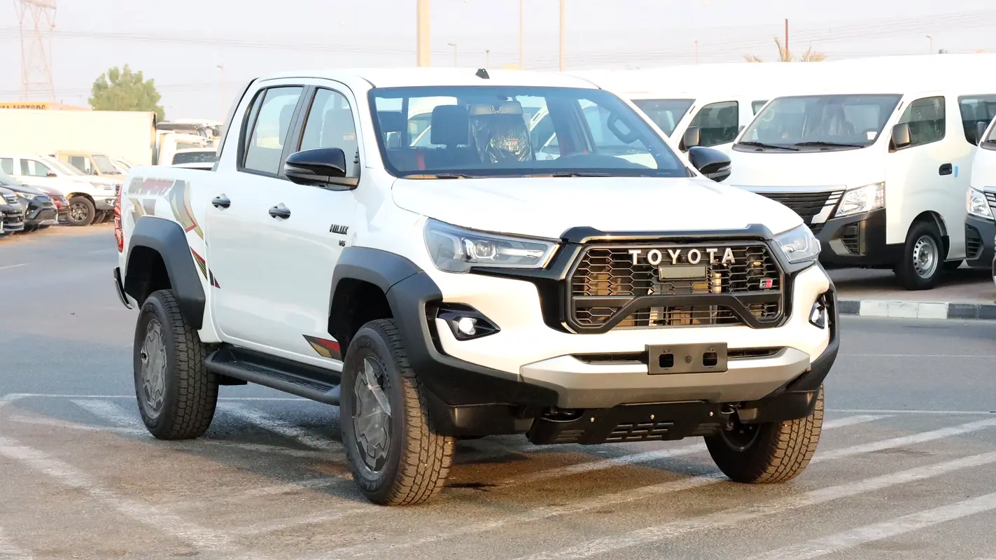 Toyota Hilux 2025 — photo 1 of 20