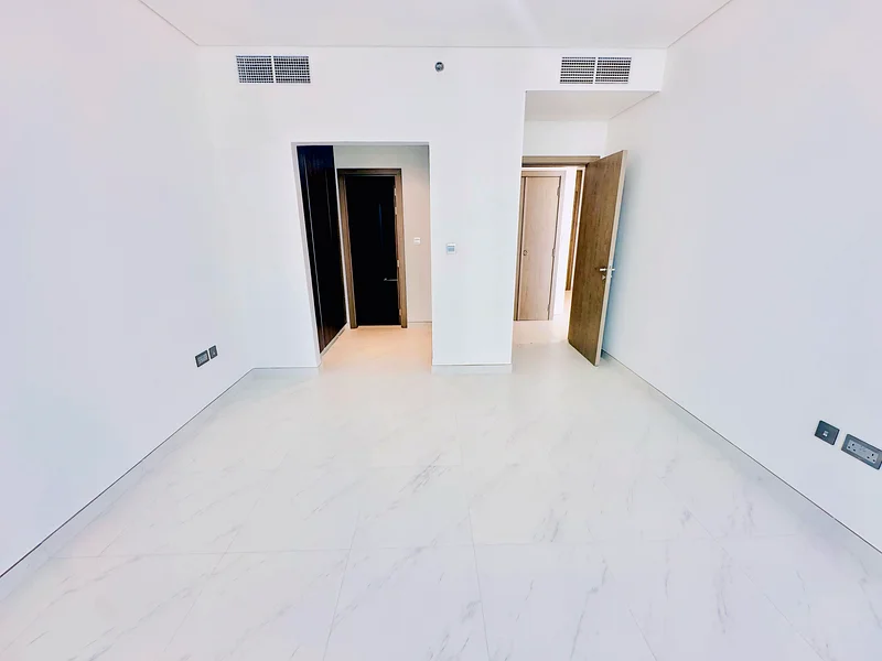 CORNER | BRIGHT AND SPACIOUS | VACANT64050030718593113