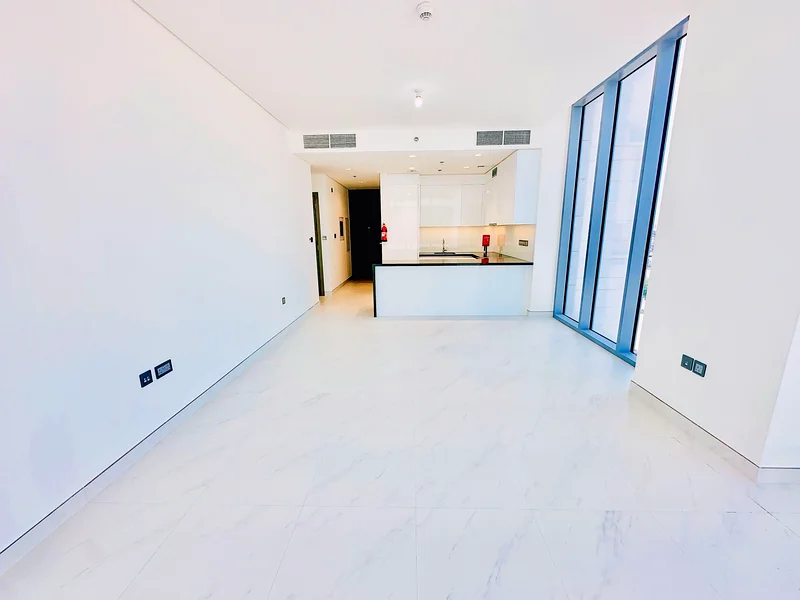 CORNER | BRIGHT AND SPACIOUS | VACANT64050030718593112