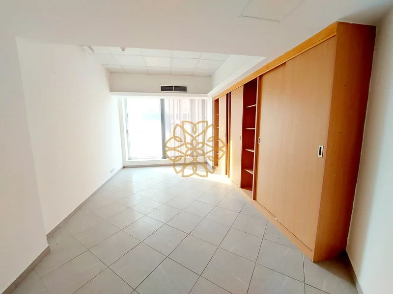 Chiller Free Spacious Office Available | 6 Cheque In Um Tarafa64057361334402111