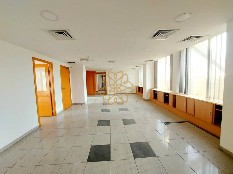 Chiller Free Spacious Office Available | 6 Cheque In Um Tarafa64057361334402110