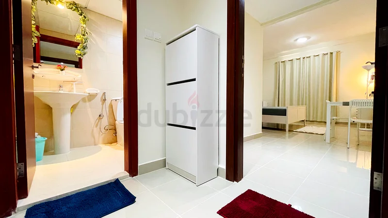 Fully furnish room available for single executive bachelor in Al khail gate 264049918982787111