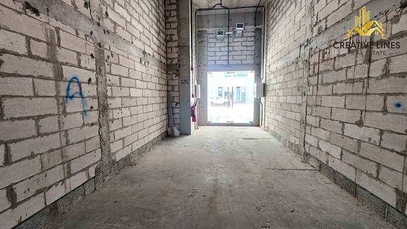 Core and shell prime location boulevard view retail place available64065483615745114