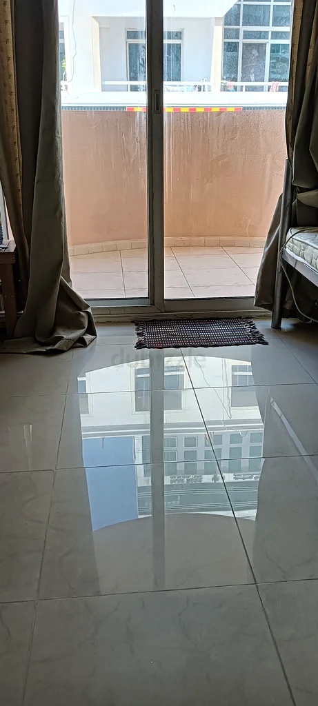 مساحة سرير مشرقة ونظيفة للسيدات التنفيذيات الهنديات بالقرب من الحافلات والمترو64056706119809112