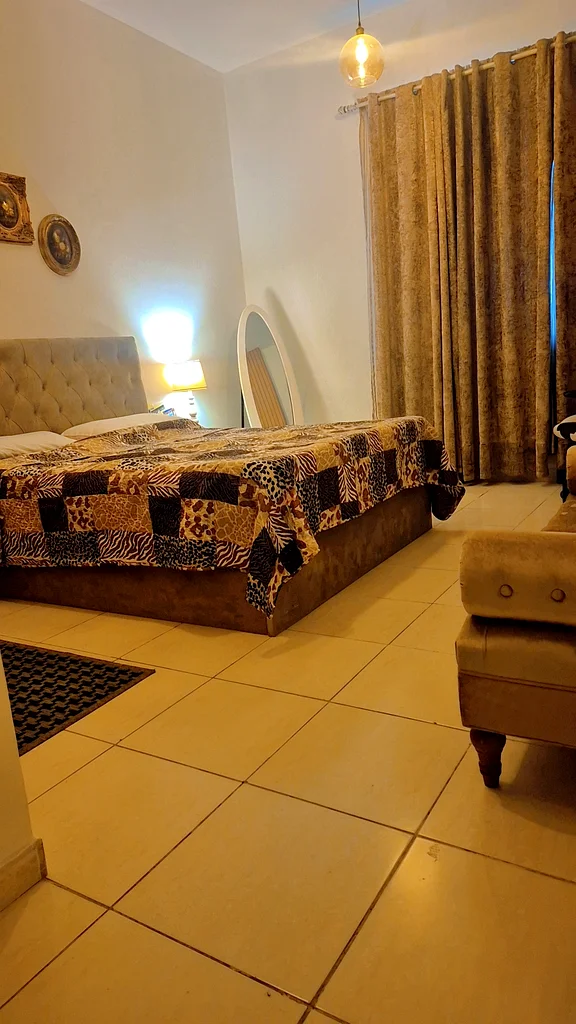 غرفة مفروشة بالكامل مع حمام داخلي _ للسيدات فقط64048191277313110