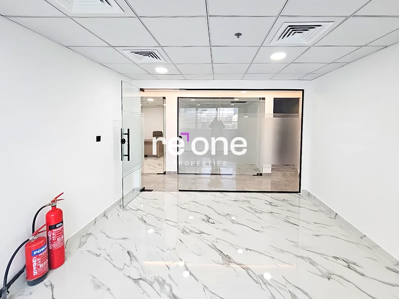 مكتب واسع مؤثث بالكامل | برج كورت | شاغر64070192979970113