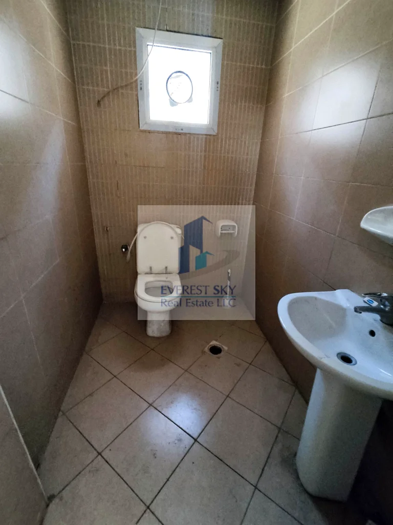 مستودع عالي الجودة مع مكتب ومرحاض للإيجار العاجل !!64059322896899114