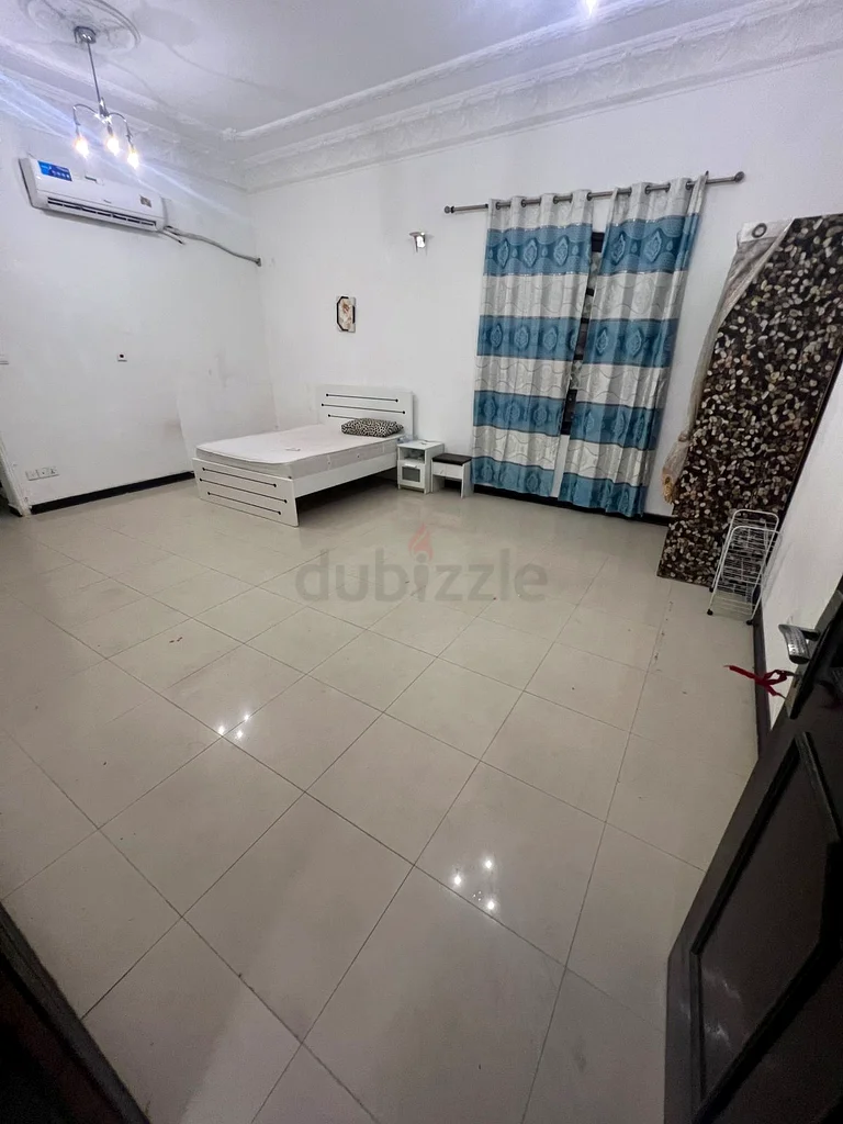 غرفة عائلية متاحة للإيجار بالقرب من موقف الحافلات والسوبر ماركت64057140265859110
