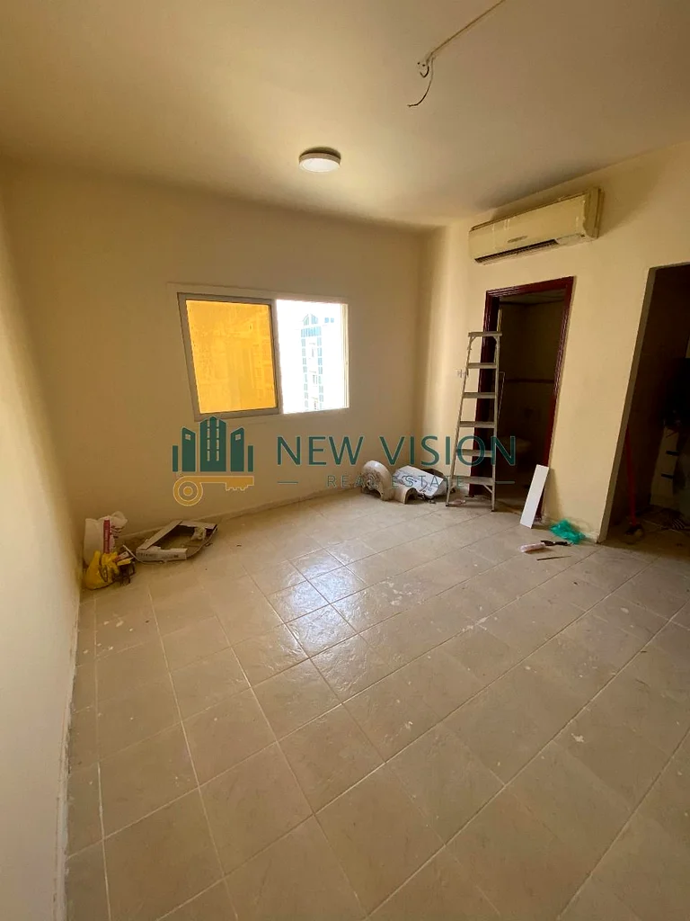 استوديو واسع للإيجار السنوي في القليعة مع مطبخ منفصل وتكييف سبليت، بسعر 14000 درهم فقط. موقع ممتاز قريب من جميع المرافق.64184456376706111