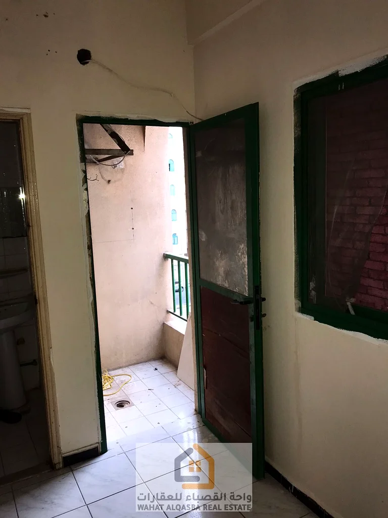 🔹 فرصة رائعة للموظفين والعزاب. ستوديو كبير مع مطبخ منفصل وشرفة في منطقة الرولة. 🔹64185535962241113