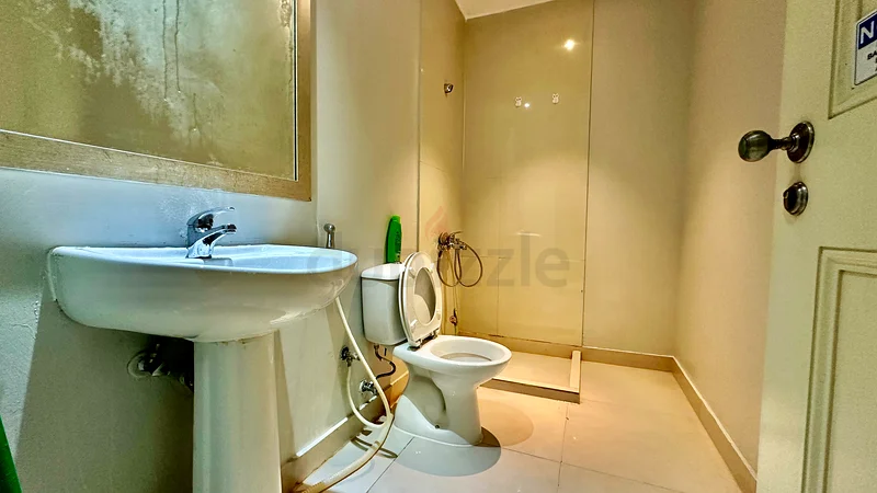 Available single partition room in dip 164055936224129111