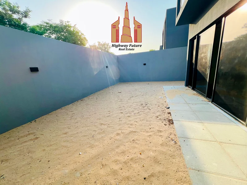 luxurious corner 3bhk | Ready To Move | Big Backyard in Robina Masaar Tilal City64052876764674114
