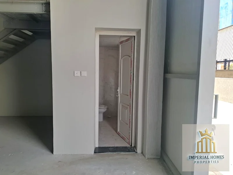 مستودع للإيجار السنوي، مساحته 2500 قدم مربع، كهرباء 25 كيلو فولت أمبير، الإيجار 130,000 درهم64074891694722114
