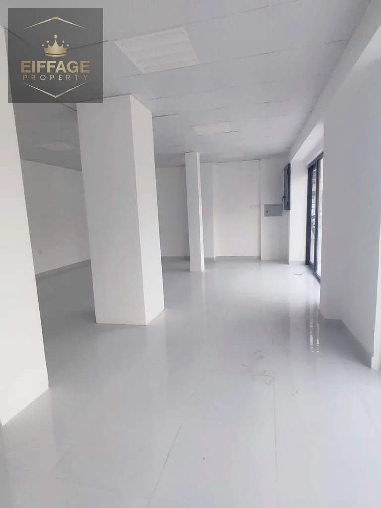 متجر فارغ متاح للإيجار السنوي في النخيل 2 بسعر خاص وبمساحة كبيرة.64072890001411111