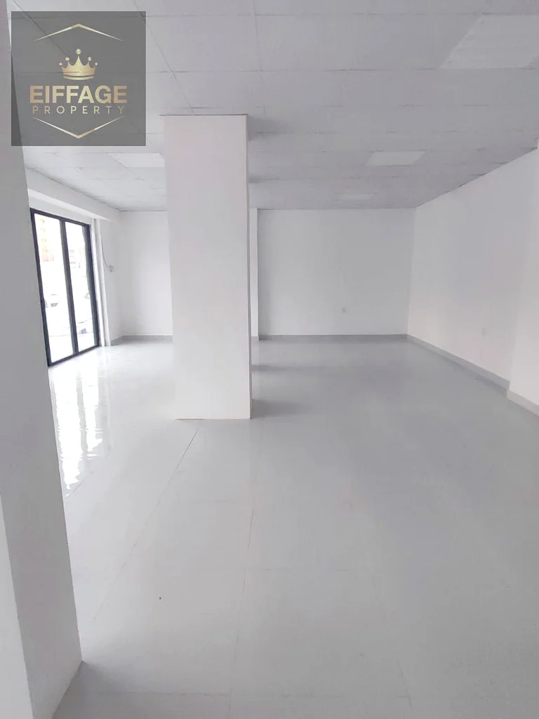 متجر فارغ متاح للإيجار السنوي في النخيل 2 بسعر خاص وبمساحة كبيرة.64072890001411110