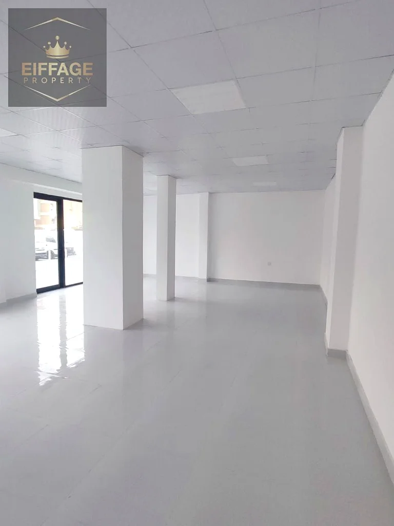 متجر فارغ متاح للإيجار السنوي في النخيل 2 بسعر خاص وبمساحة كبيرة.64072890001411114