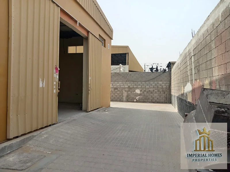 مستودع للإيجار بمساحة 2500 قدم مربع مع كهرباء 25 كيلو واط، الإيجار 85,000 درهم إماراتي64061056513537114