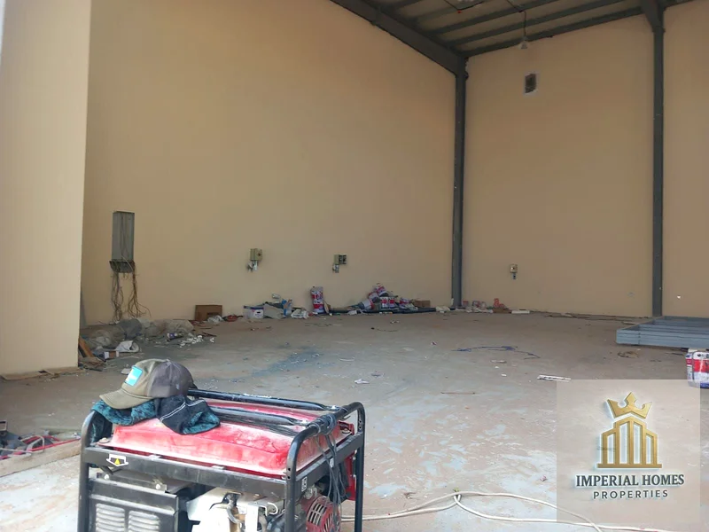 مستودع للإيجار بمساحة 2500 قدم مربع مع كهرباء 25 كيلو واط، الإيجار 85,000 درهم إماراتي64061056513537113
