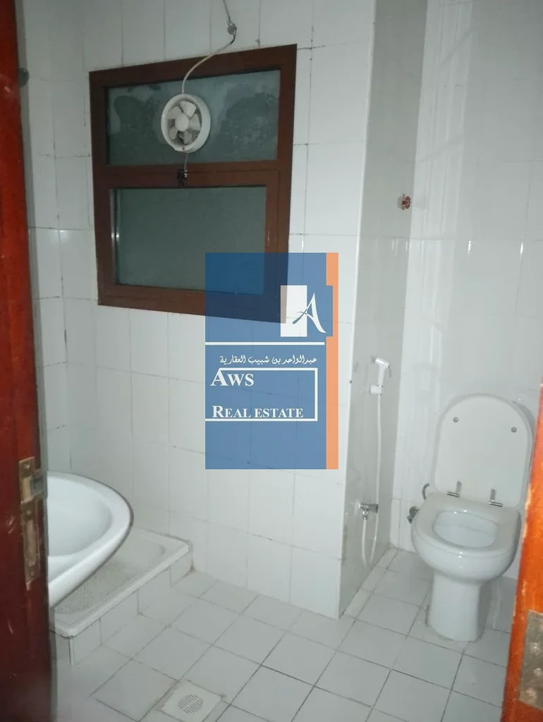 مكتب بأسعار معقولة في موقع تجاري متميز، مباشرة من المالك64066029776259113