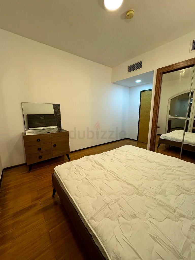 غرفة خاصة واسعة مع شرفة للإناث الفرديات في JVC64049918966403113