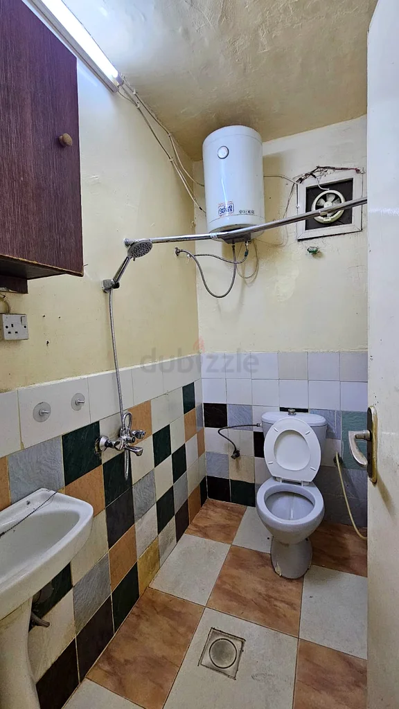 غرفة استوديو مع حمام داخلي ومطبخ.64054721605378113