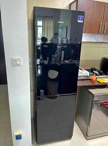Hitachi Refrigerator freezer at bottom with digital