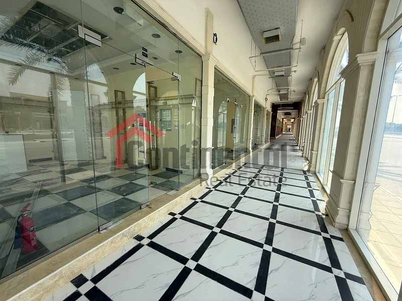 محلات تجارية مجهزة بالكامل مع واجهات زجاجية64057361388803112