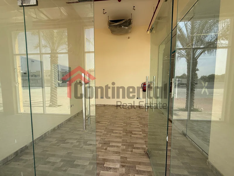 محلات تجارية مجهزة بالكامل مع واجهات زجاجية64057361388803114