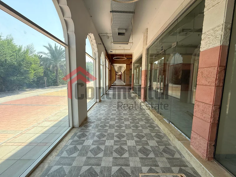 محلات تجارية مجهزة بالكامل مع واجهات زجاجية64057361388803110