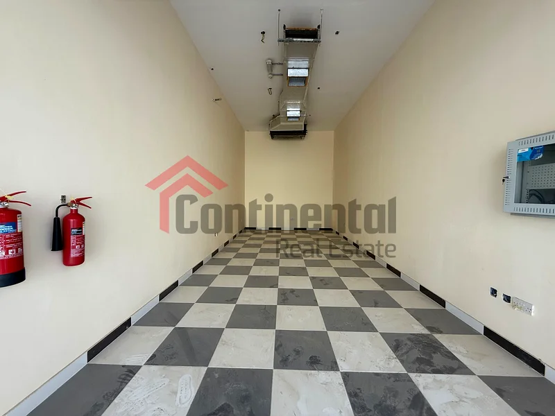 محلات تجارية مجهزة بالكامل مع واجهات زجاجية64057361388803113