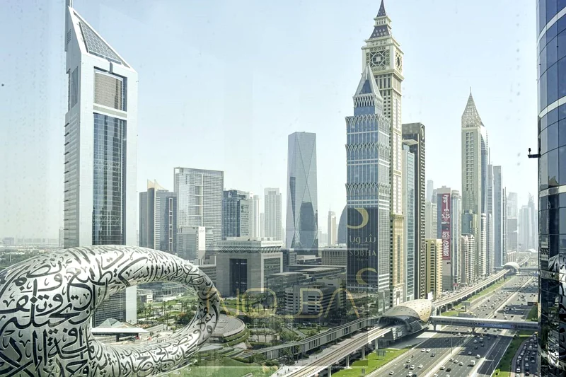 اعمل بأسلوب: مكتب أنيق بإطلالة على المتحف | اتصال ممتاز64067012768259110